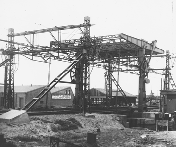 886042 Gezicht op de spoorbrug (klapbrug) over de Papenpadsloot te Zaandam.
